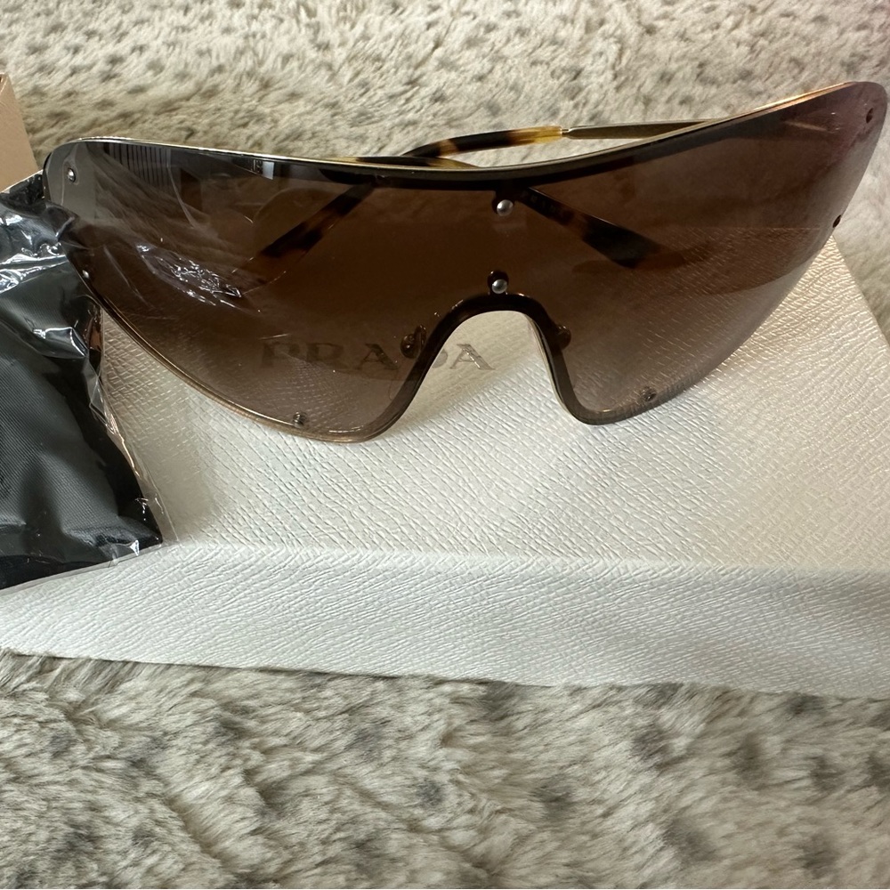 Vintage Prada shades 🕶️